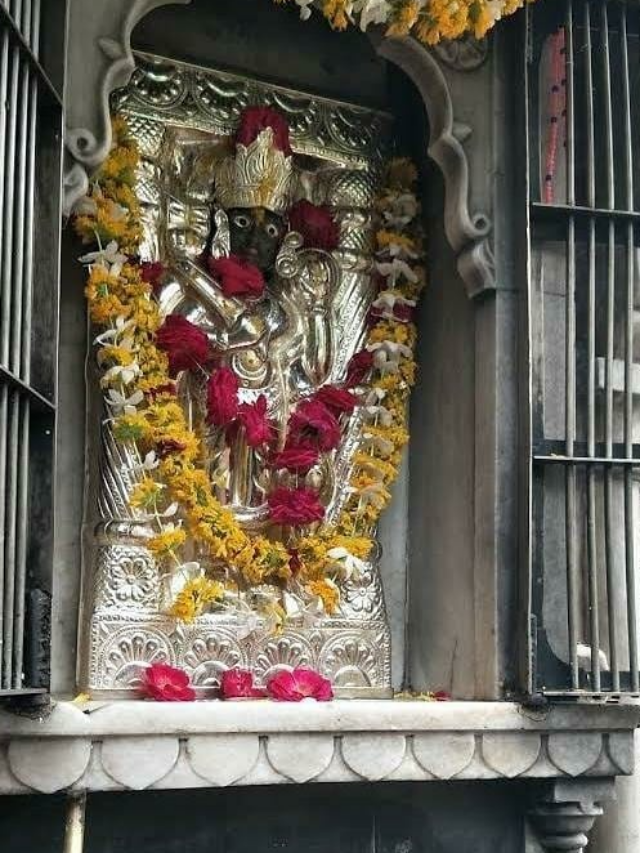 ये है दुनिया का इकलौता ऐसा मंदिर, जहां मूछों के साथ दिखते हैं भगवान महावीर