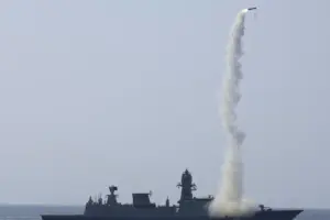 Pakistan से तनातनी के बीच Indian Navy ने समंदर में दागी मिसाइलें, युद्धाभ्यास में ऐसे किया शक्ति प्रदर्शन