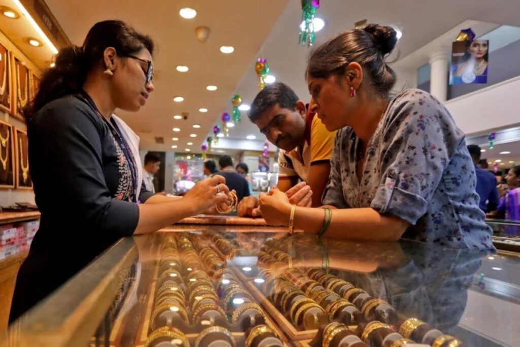 Gold Silver Price Today: सावन के पहले सोमवार के दिन नहीं बदले सोने-चांदी के दाम, खरीदने से पहले जान लें ताजा रेट - भारत एक्सप्रेस