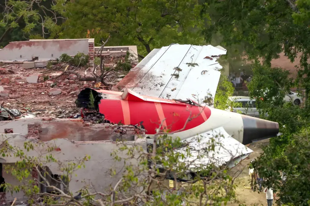 Ahmedabad Plane Crash: एयर इंडिया B787-8 दुर्घटना पर AAIB की प्रारंभिक रिपोर्ट जारी, इंजनों के अचानक बंद होने की जांच जारी- भारत एक्सप्रेस