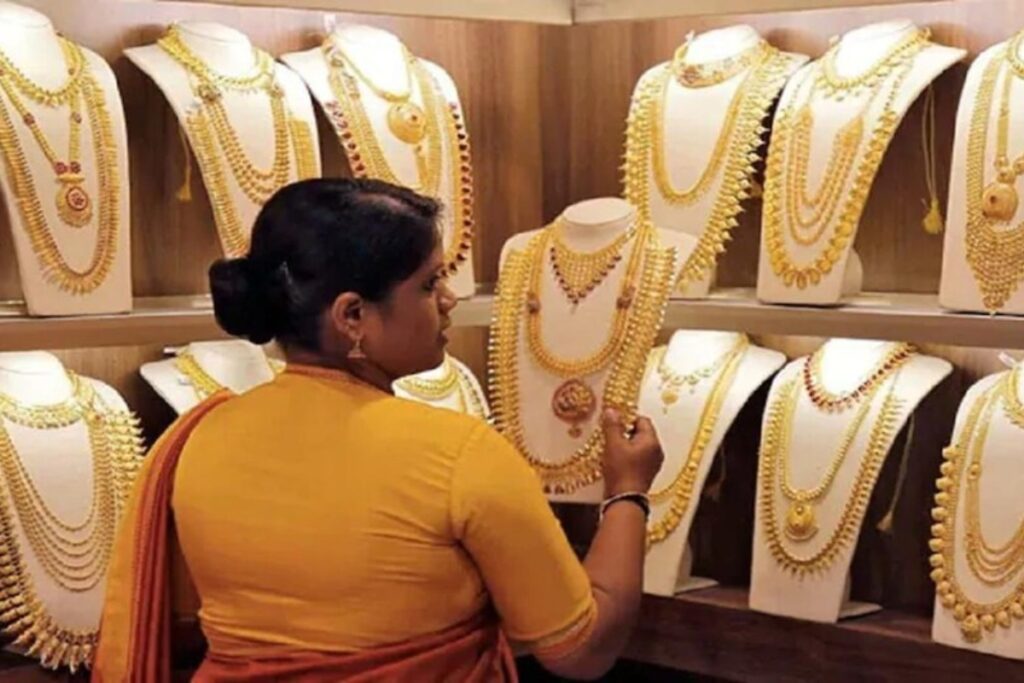 Gold Silver Price Today: सोने ने फिर पकड़ी रफ्तार, चांदी की कीमत पर लगा ब्रेक, जानिए अपने शहर के ताजा रेट - भारत एक्सप्रेस
