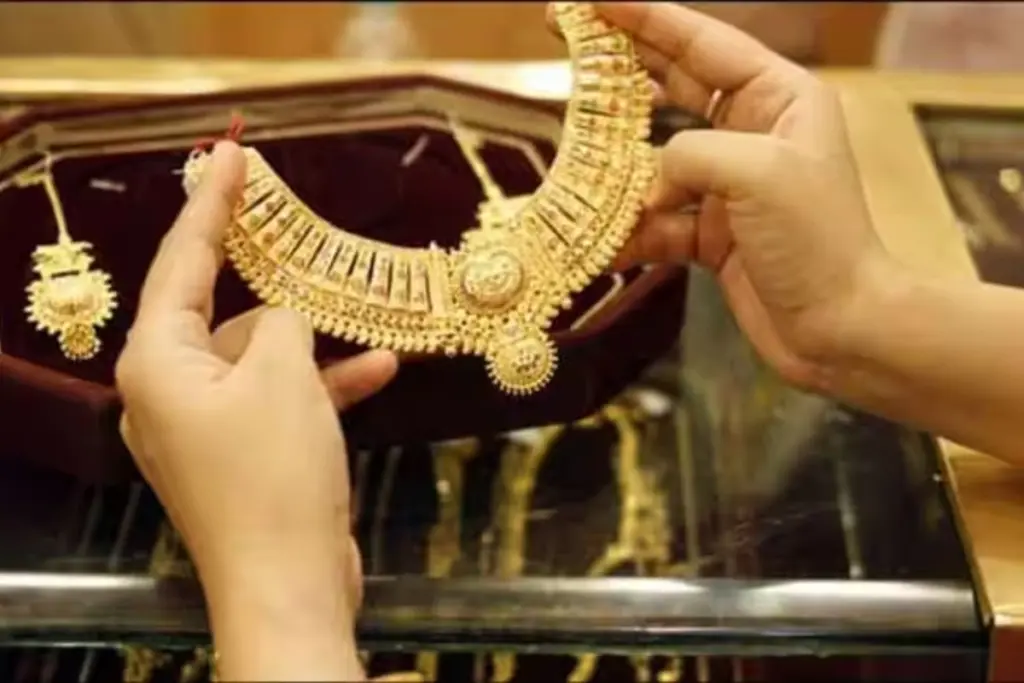 Gold Silver Price Today: सोने-चांदी की कीमत में बंपर उछाल, खरीदने से पहले जान लें अपने शहर के ताजा रेट - भारत एक्सप्रेस