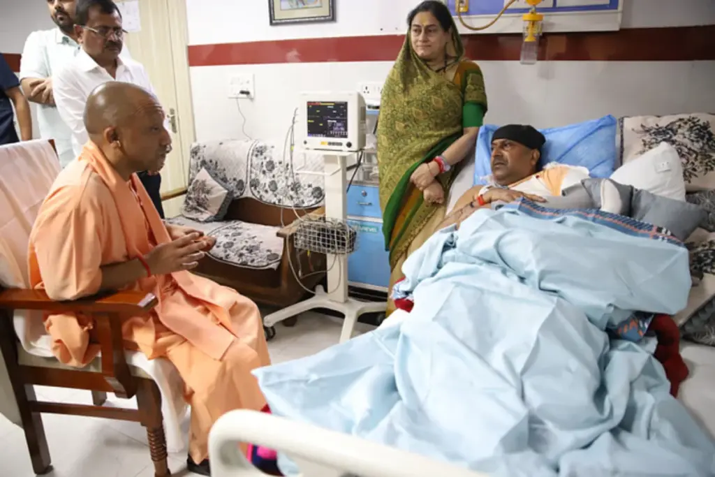 CM Yogi met MLA Fateh Bahadur Singh