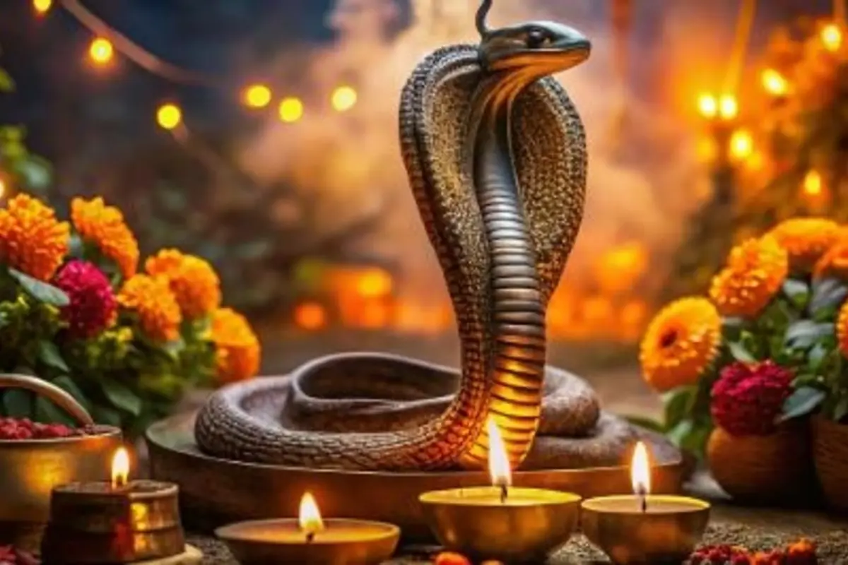 भगवान शिव की आरती "जय शिव ओंकारा, ऊँ जय शिव ओंकारा..." ब्रह्मा विष्णु सदा शिव अर्द्धांगी धारा ॥ ऊँ जय शिव...॥ एकानन चतुरानन पंचानन राजे। हंसानन गरुड़ासन वृषवाहन साजे॥ ऊँ जय शिव...॥ दो भुज चार चतुर्भुज दस भुज अति सोहे। त्रिगुण रूपनिरखता त्रिभुवन जन मोहे॥ ऊँ जय शिव...॥ अक्षमाला बनमाला रुण्डमाला धारी। चंदन मृगमद सोहै भाले शशिधारी॥ ऊँ जय शिव...॥ श्वेताम्बर पीताम्बर बाघम्बर अंगे। सनकादिक गरुणादिक भूतादिक संगे॥ ऊँ जय शिव...॥ कर के मध्य कमंडलु चक्र त्रिशूल धर्ता । जगकर्ता जगभर्ता जगसंहारकर्ता॥ ऊँ जय शिव...॥ ब्रह्मा विष्णु सदाशिव जानत अविवेका। प्रणवाक्षर मध्ये ये तीनों एका॥ ऊँ जय शिव...॥ काशी में विश्वनाथ विराजत नन्दी ब्रह्मचारी। नित उठि भोग लगावत महिमा अति भारी॥ ऊँ जय शिव...॥ त्रिगुण शिवजीकी आरती जो कोई नर गावे । कहत शिवानन्द स्वामी मनवांछित फल पावे॥ ऊँ जय शिव...॥ जय शिव ओंकारा हर ऊँ शिव ओंकारा। ब्रह्मा विष्णु सदाशिव अद्धांगी धारा॥ ऊँ जय शिव ओंकारा...॥
