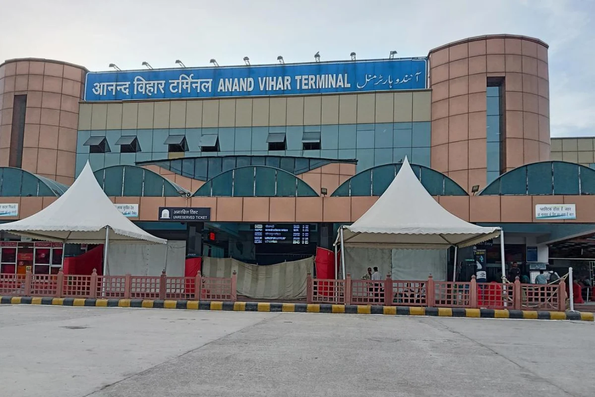 आनंद विहार टर्मिनल (Anand Vihar Terminal): यह मुख्य रूप से पूर्वी उत्तर प्रदेश, बिहार और पूर्वी भारत की ओर जाने वाली ट्रेनों के लिए एक महत्वपूर्ण टर्मिनल है, जिससे नई दिल्ली और पुरानी दिल्ली स्टेशनों पर भीड़ कम होती है. इस स्टेशन को कोड ANVT है.