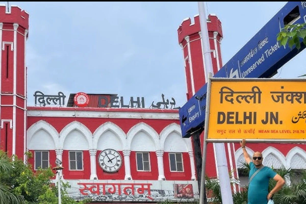 दिल्ली जंक्शन (पुरानी दिल्ली रेलवे स्टेशन) (Delhi Junction or Old Delhi): यह दिल्ली का सबसे पुराना रेलवे स्टेशन है और एक प्रमुख जंक्शन है. यहां से भी कई लंबी दूरी की ट्रेनें चलती हैं और गुजरती हैं. यह दिल्ली-अहमदाबाद हाई-स्पीड रेल कॉरिडोर का भी हिस्सा है. इस स्टेशन को कोड DLI है.