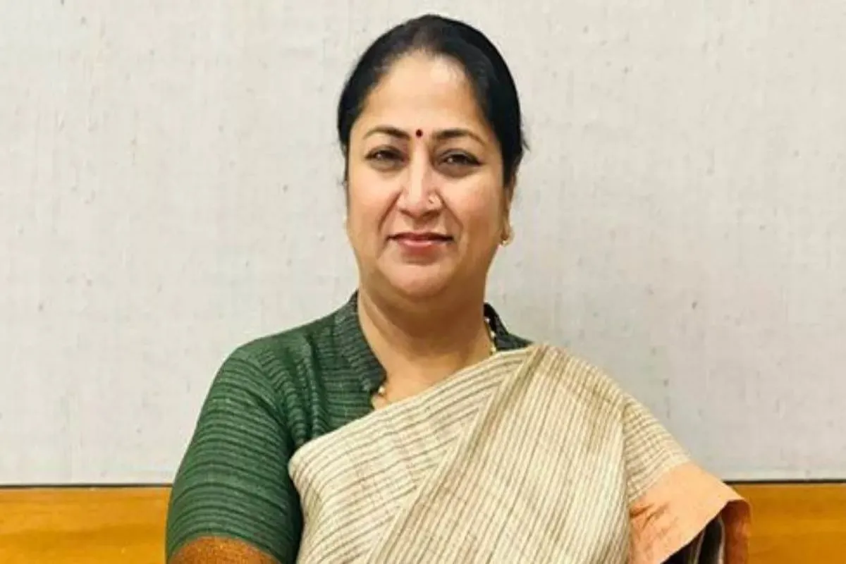 दरअसल, दिल्ली सरकार ने महिलाओं को नाइट में काम करने की अनुमति दे रही है और इसके लिए बकायेदा नियम भी लाएंगी. दिल्ली सरकार ने साफ किया है कि वो राजधानी को 24x7 काम करने वाला बिजनेस हब बनाना चाहती है और इसके लिए जरूरी है कि महिलाओं को भी हर शिफ्ट में बराबरी से काम करने का मौका मिले. 