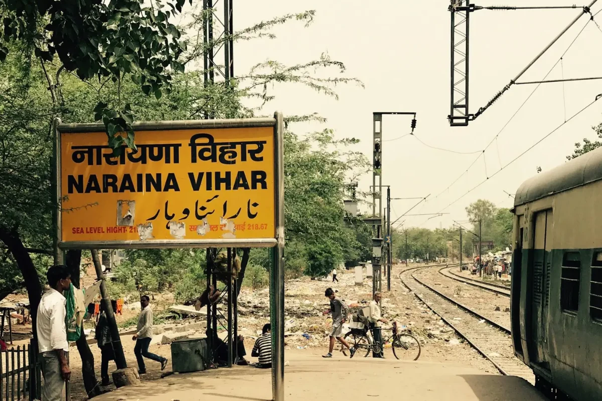 दिल्ली रिंग रेलवे के स्टेशन (Delhi Ring Railway Stations): बरार स्क्वायर (Barar Square), चाणक्यपुरी (Chanakyapuri), दयाबस्ती (Dayabasti), दिल्ली इंद्रपुरी (Delhi Indrapuri), दिल्ली किशनगंज (Delhi Kishanganj), दिल्ली सफदरजंग (Delhi Safdarjung), कीर्ति नगर (Kirti Nagar), लाजपत नगर (Lajpat Nagar), लोधी कॉलोनी (Lodhi Colony), पटेल नगर (Patel Nagar), प्रगति मैदान (Pragati Maidan), सदर बाजार (Sadar Bazar), सरदार पटेल मार्ग (Sardar Patel Marg), सरोजिनी नगर (Sarojini Nagar), सेवा नगर (Sewa Nagar), शिवाजी ब्रिज (Shivaji Bridge), तिलक ब्रिज (Tilak Bridge)