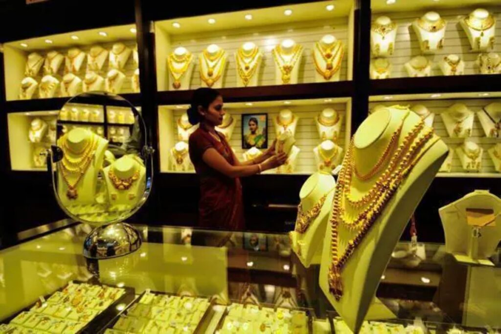 Gold Silver Price Today: सोने की कीमत में उछाल, लगातार दूसरी बार चांदी हुई स्थिर, जानें अपने शहर के ताजा रेट - भारत एक्सप्रेस