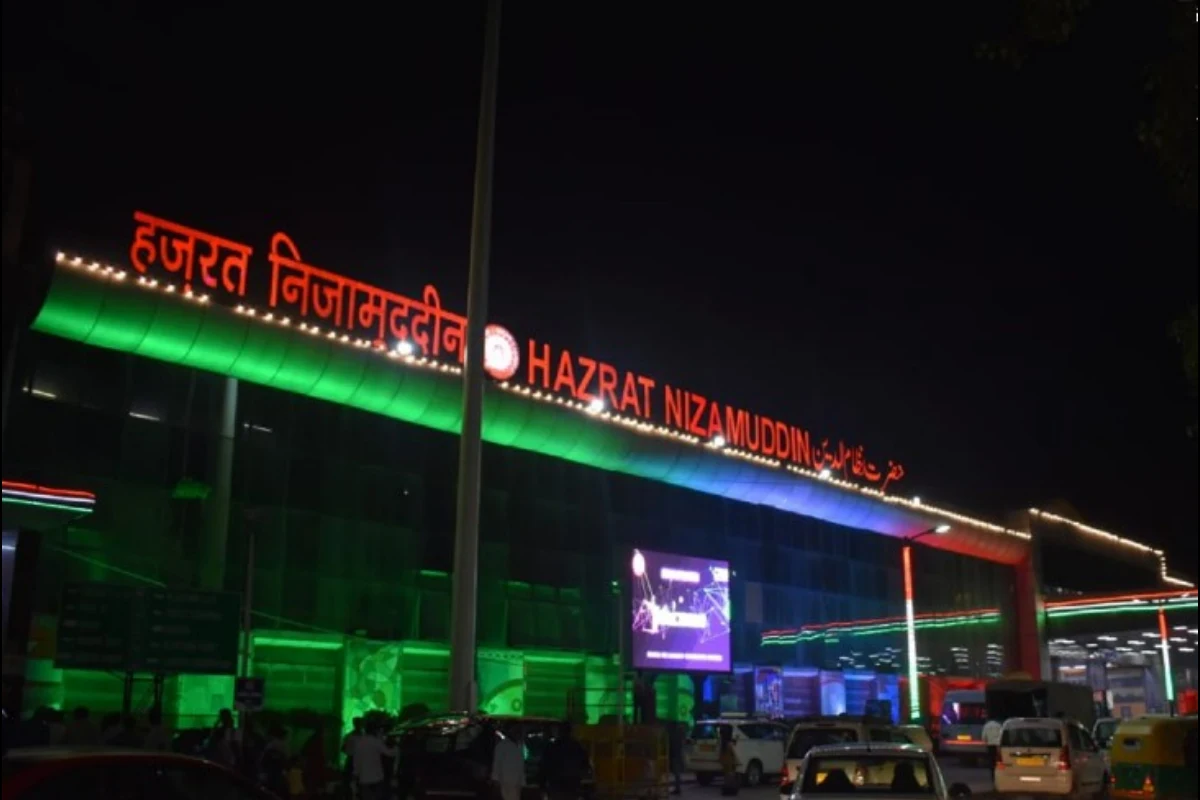 हजरत निजामुद्दीन रेलवे स्टेशन (Hazrat Nizamuddin): यह दक्षिण भारत और मध्य भारत की ओर जाने वाली ट्रेनों के लिए एक महत्वपूर्ण बिंदु है। यहां से भी कई प्रमुख एक्सप्रेस और सुपरफास्ट ट्रेनें चलती हैं. इस स्टेशन को कोड NZM है.