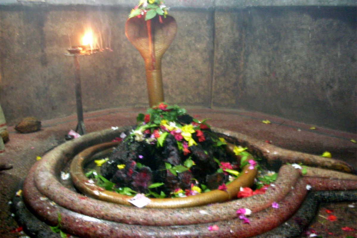 मंदिर के गर्भगृह में स्थित शिवलिंग को लक्षलिंग कहा जाता है क्योंकि इसमें एक लाख सूक्ष्म छिद्र हैं. इन छिद्रों की एक विशेष मान्यता यह भी है कि इनमें से एक छेद ऐसा है जो पाताल लोक तक जाता है, क्योंकि उसमें अर्पित जल तुरंत अदृश्य हो जाता है. वहीं एक अन्य छिद्र हमेशा जल से भरा रहता है, जिसे ‘अक्षय कुण्ड’ कहा जाता है. 