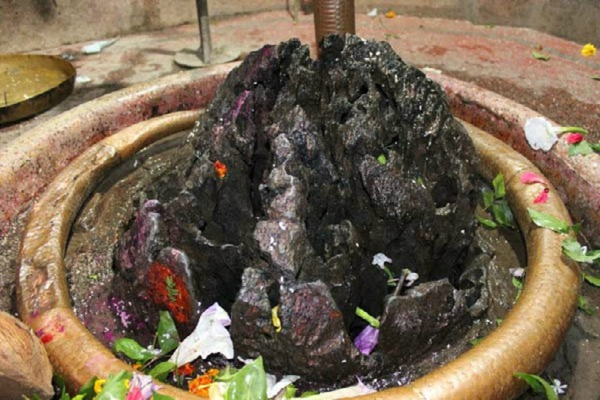 इतिहासकारों का मानना है कि मंदिर की मूल संरचना छठी शताब्दी की हो सकती है. मंदिर के प्रवेश द्वार पर रावण द्वारा कैलाश उठाने का दृश्य, राम-सुग्रीव मित्रता, बाली वध और शिव तांडव जैसी नक्काशियां इसे कलात्मक दृष्टि से भी खास बनाती हैं.