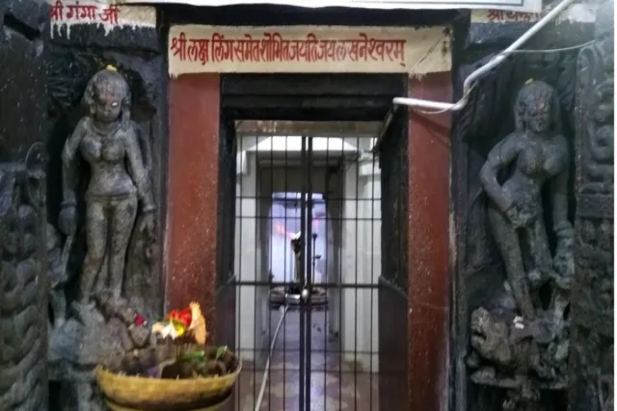 सावन के प्रत्येक सोमवार और महाशिवरात्रि पर यहां भारी संख्या में श्रद्धालु जुटते हैं. इस दौरान विशाल मेला लगता है और शिवलिंग पर जलाभिषेक किया जाता है. मंदिर को विशेष रूप से सजाया जाता है और भव्य श्रृंगार होता है. रायपुर से 136 किलोमीटर और शिवरीनारायण से मात्र 3 किलोमीटर की दूरी पर स्थित यह मंदिर न सिर्फ धार्मिक बल्कि छत्तीसगढ़ की सांस्कृतिक विरासत का भी अमूल्य हिस्सा है. 