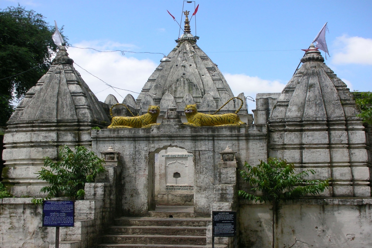 कहा जाता है कि जब भगवान राम ने अपने भाई लक्ष्मण के साथ खर और दूषण का वध किया, तब उन्हें ब्रह्म हत्या दोष से मुक्ति पाने के लिए शिव आराधना करनी पड़ी. इसी उद्देश्य से इस पवित्र स्थल पर महादेव की स्थापना की गई थी. मान्यता है कि इस मंदिर की स्थापना स्वयं लक्ष्मण जी ने की थी, इसलिए इसे लक्ष्मणेश्वर महादेव मंदिर कहा जाता है.