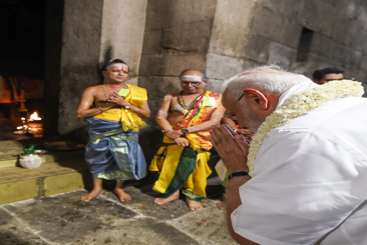 प्रधानमंत्री नरेंद्र मोदी ने मंदिर की भव्य वास्तुकला को नमन किया 