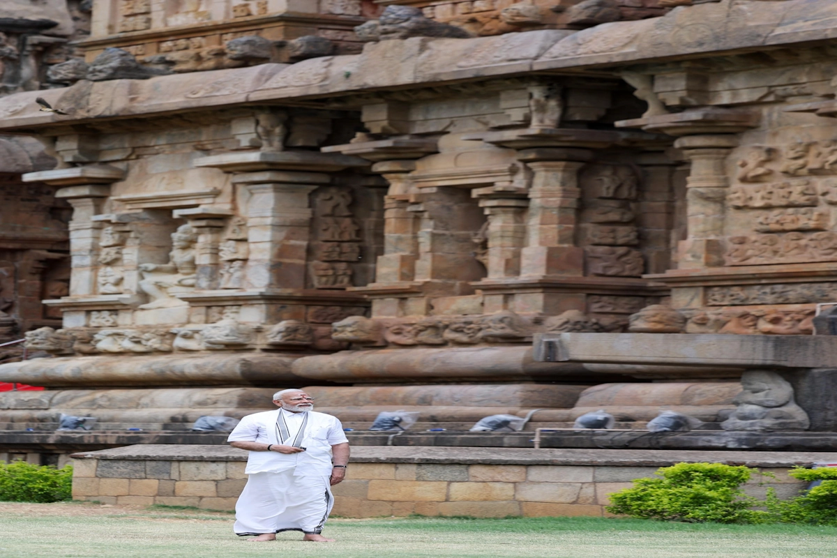  प्रधानमंत्री मोदी ने पुजारियों से मंदिर के इतिहास और धार्मिक महत्व की जानकारी ली