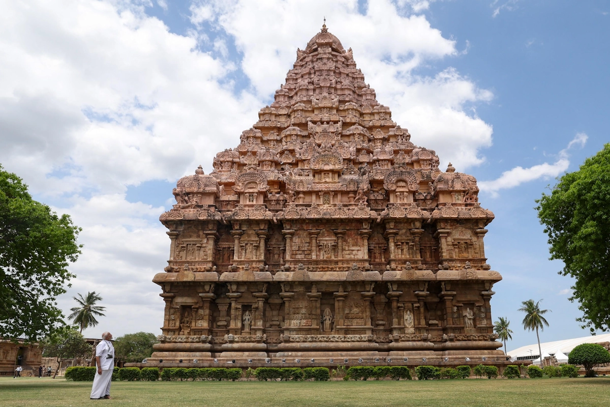 यह मंदिर 11वीं सदी में चोल सम्राट राजेन्द्र चोल द्वारा बनवाया गया था और इसे यूनेस्को द्वारा विश्व धरोहर स्थल के रूप में मान्यता प्राप्त है