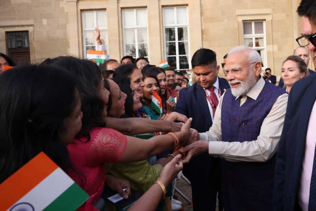 पीएम मोदी का लंदन में प्रवासी भारतीयों ने किया जोरदार स्वागत, बोले- मैं अभिभूत हूं - भारत एक्सप्रेस