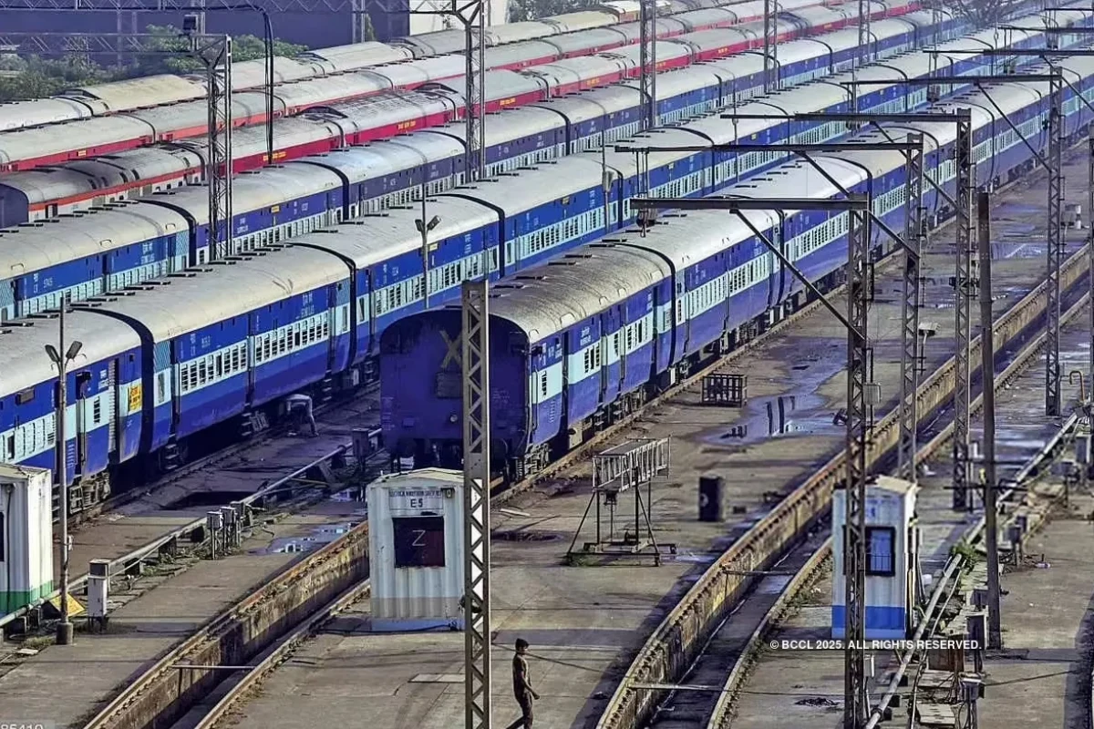 A-1 श्रेणी के स्टेशन: A-1 श्रेणी के स्टेशन दिल्ली के सबसे महत्वपूर्ण और व्यस्त रेलवे स्टेशन हैं. यहां से लंबी दूरी की प्रमुख ट्रेनें (राजधानी, शताब्दी, दुरंतो, एक्सप्रेस, मेल) चलती हैं और रुकती हैं. यहां भारी संख्या में यात्री आते-जाते हैं.