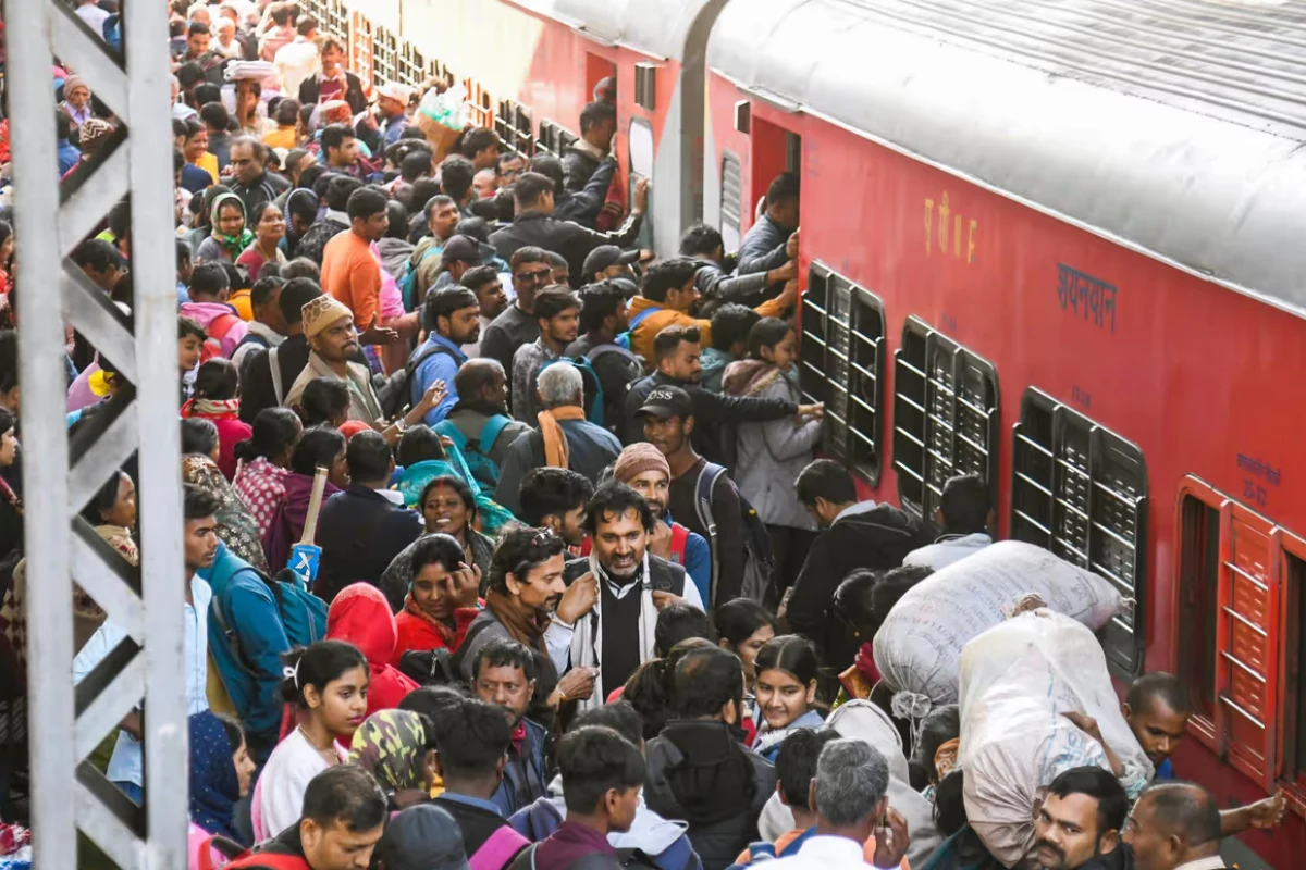 माइनर/अन्य श्रेणी के स्टेशन: दिल्ली में 38 अन्य छोटे रेलवे स्टेशन हैं, जिन्हें आमतौर पर "माइनर" श्रेणी में रखा जाता है. इन स्टेशनों पर मुख्य रूप से उपनगरीय ट्रेनें (EMU, MEMU), पैसेंजर ट्रेनें और कुछ मालगाड़ियां रुकती हैं या गुजरती हैं. ये स्थानीय आवागमन और रिंग रेलवे सेवाओं के लिए महत्वपूर्ण हैं.