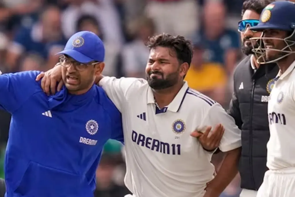चोट खाकर भी मैदान में डटे Rishabh Pant, टूटे अंगूठे के साथ रच दिया नया इतिहास, तोड़ा Rohit Sharma का कीर्तिमान - भारत एक्सप्रेस