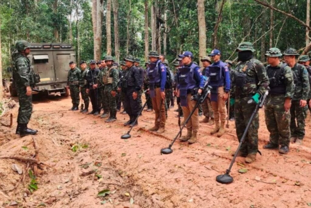 Thailand-Cambodia War: थाईलैंड-कंबोडिया की लड़ाई ने लिया खतरनाक रूप, सैन्य ठिकाने पर बोला हवाई हमला, जानें जंग के पीछे की पूरी कहानी - भारत एक्सप्रेस