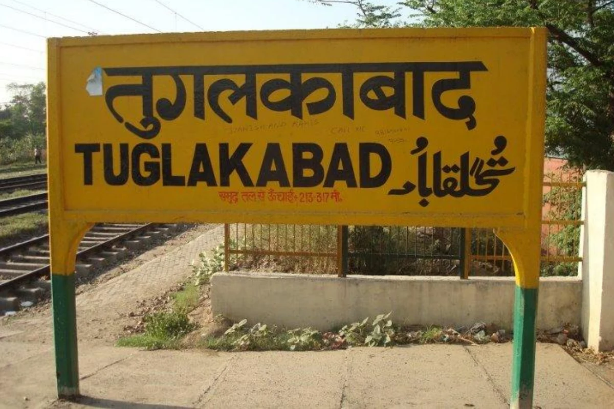 अन्य छोटे स्टेशन: आजदपुर (Azadpur), बादली (Badli), बिजवासन (Bijwasan), गेवरा (Ghevra), होलांबी कलां (Holambi Kalan), नरेला (Narela), नांगलोई (Nangloi), ओखला (Okhla), पालम (Palam), शकर बस्ती (Shakur Basti), सब्जी मंडी (Subzi Mandi), तुगलकाबाद (Tughlakabad), विवेकानंद पुरी (Vivekanand Puri), विवेक विहार (Vivek Vihar)