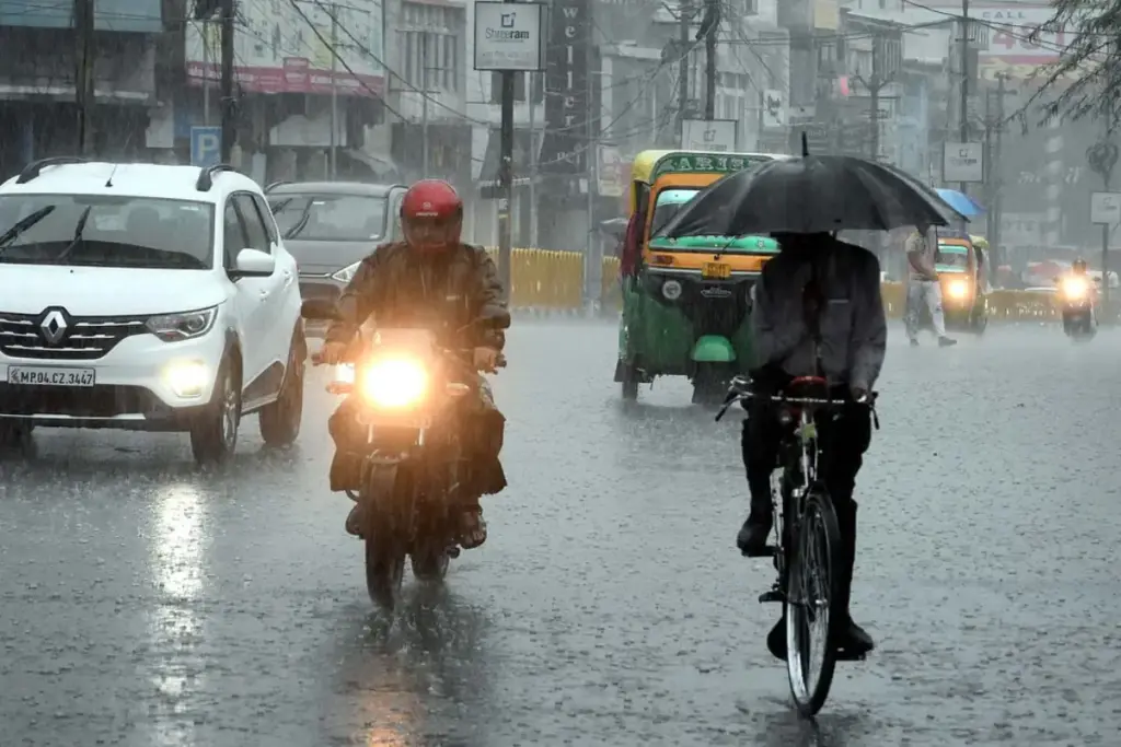 IMD Weather Update: देशभर में मानसून का असर, दिल्ली-NCR में राहत की बारिश के बाद उमस बरकरार; पूर्वी राज्यों में भारी बारिश का अलर्ट - भारत एक्सप्रेस