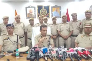 डीसीपी जानकारी देते हुए