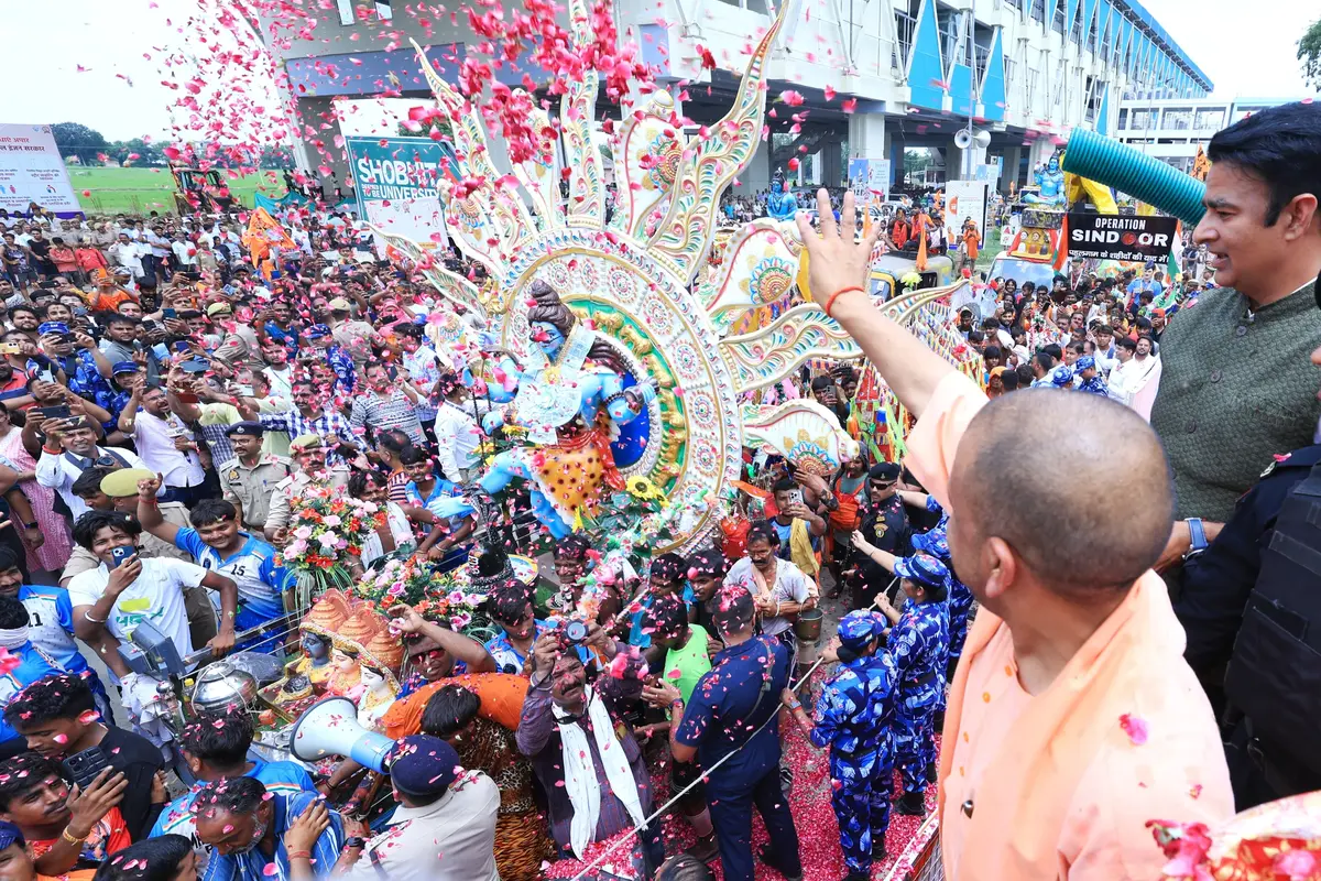 सीएम योगी ने कहा कि सोशल मीडिया पर भी कुछ असामाजिक तत्व कांवड़ यात्रा को निशाना बना रहे हैं.