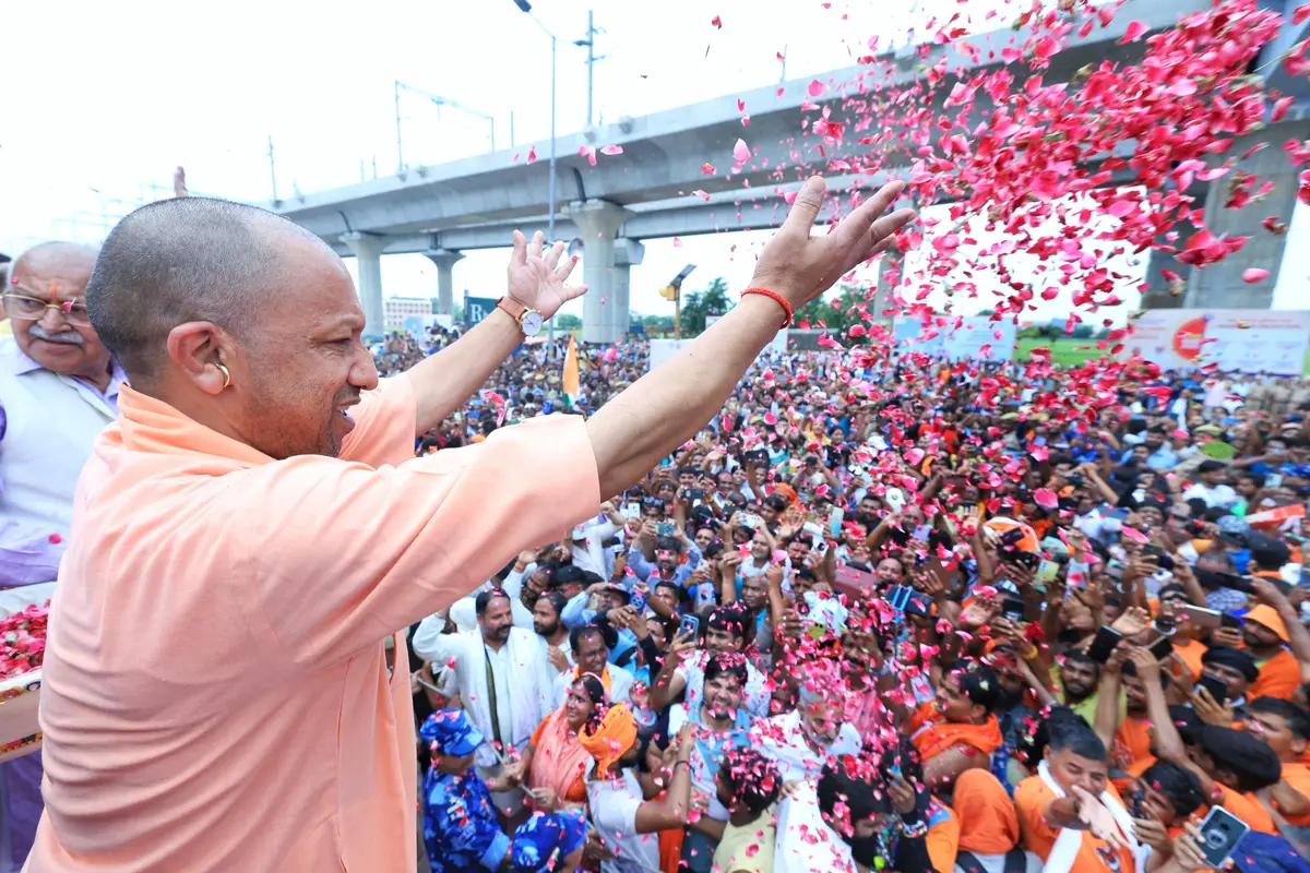 सीएम योगी ने कांवड़ियों से अपील की कि वे अपने बीच छिपे उपद्रवियों को पहचानें और तुरंत प्रशासन को सूचित करें.