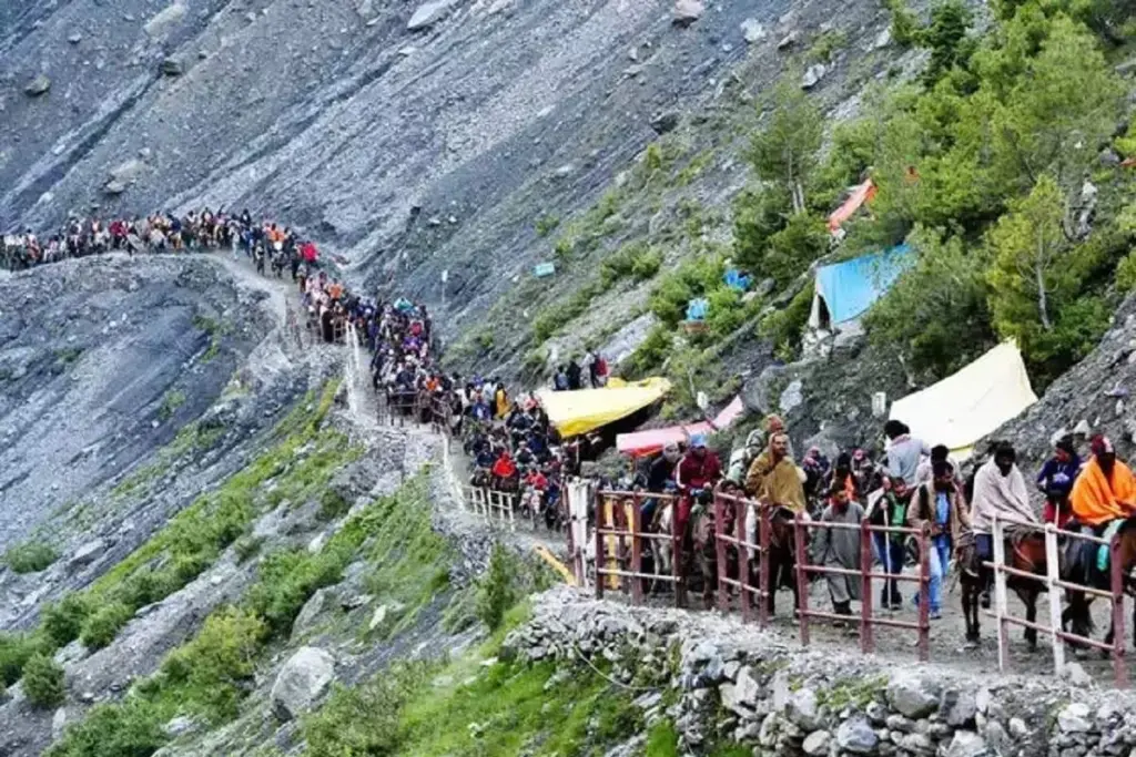 Amarnath Yatra 2025 एक दिन के लिए स्थगित, खराब मौसम और सुरक्षा कारण बने बड़ी वजह - भारत एक्सप्रेस