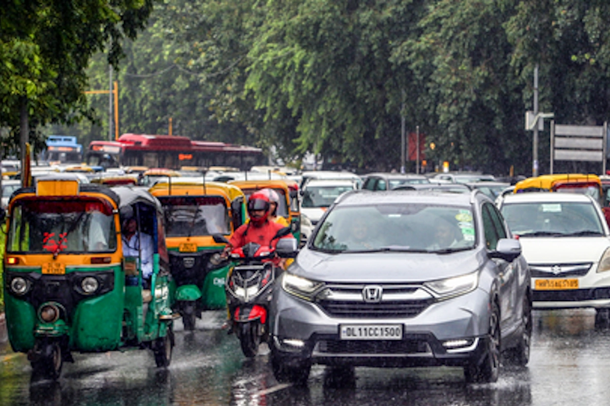 दिल्ली में भारी बारिश के बीच ट्रैफिक