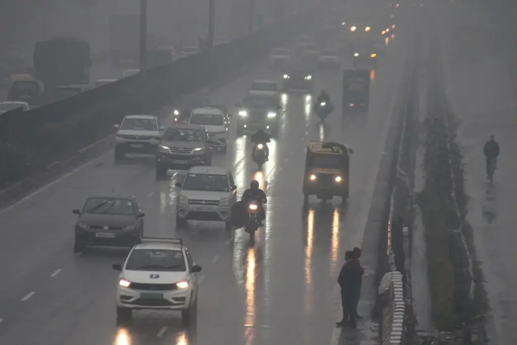 Weather Update: दिल्ली में बदलेगा मौसम, यूपी में आफत बनी बारिश