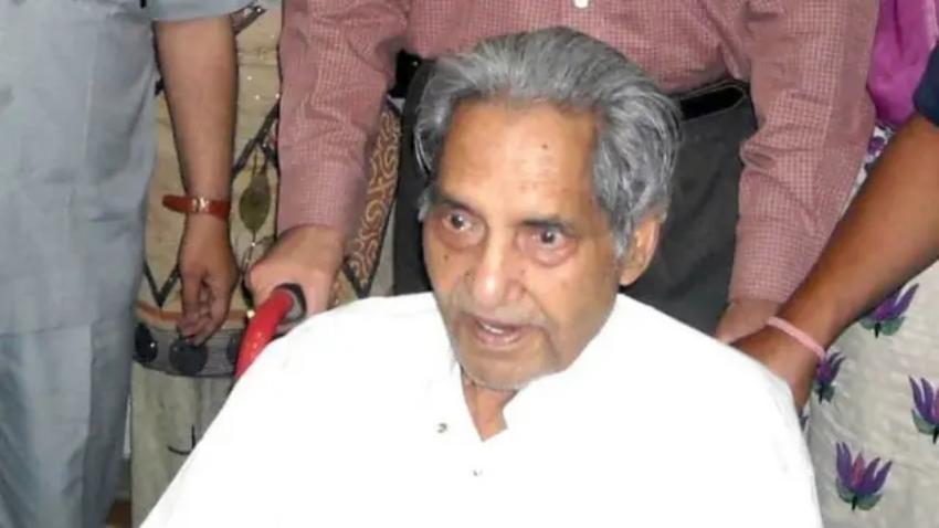 1965 में नई उमर नई फसल फिल्म आई थी. इस फिल्म का एक गाना कारवां गुजर गया गुबार देखते रहे नीरज की कालजयी गीतों में शुमार की जाती है. नीरज के बोल पर रोशन ने म्यूजिक तैयार किया था जिसे मोहम्मद रफी ने गाया था.