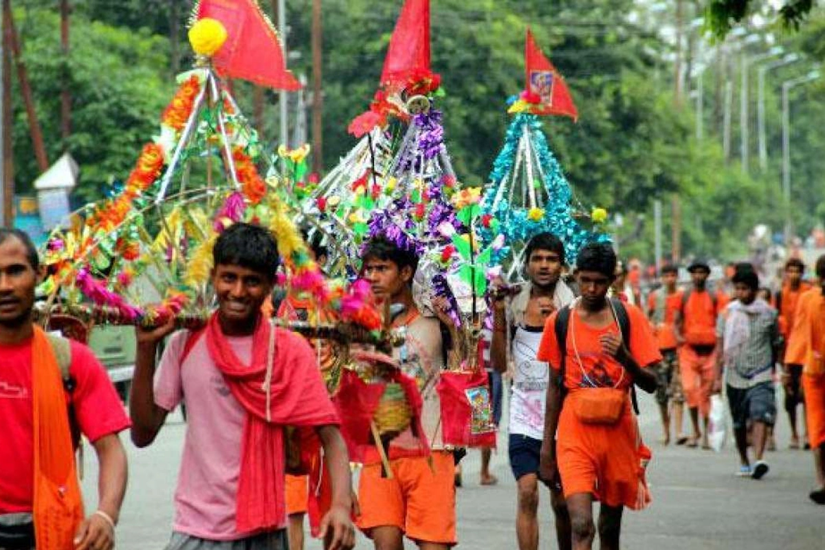 गंगाजल से भरी कांवड़ लिए भक्त तेज धूप, बारिश और थकावट की परवाह किए बिना शिवधाम की ओर बढ़ते हैं. यही होती है सच्ची तपस्या. 