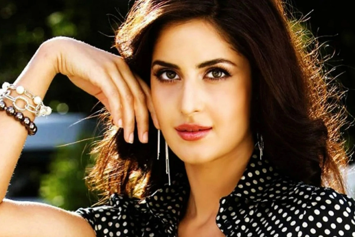 लंदन के एक फैशन शो में उनकी किस्मत ने करवट ली, जब एक फिल्म निर्माता ने उन्हें देखा और फिल्म ‘बूम’ में कास्ट किया. भले ही फिल्म नहीं चली, लेकिन कैटरीना का चेहरा सबकी नज़र में आ गया और उन्होंने पीछे मुड़कर नहीं देखा. 
