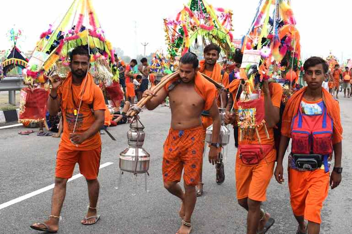कांवड़ यात्रा के दौरान, भक्त नंगे पैर चलते हैं