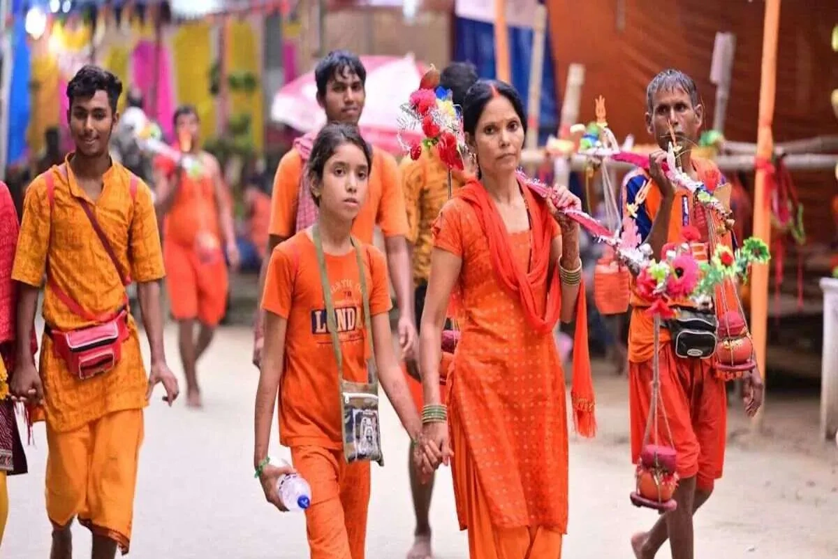 कांवड़ को कंधे पर रखकर ले जाया जाता है