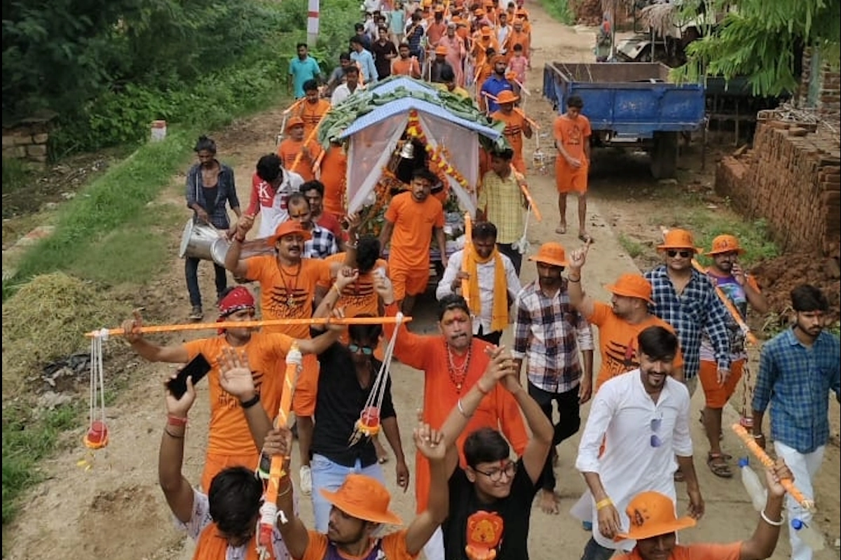 यात्रा के दौरान, "बम-बम भोले" का जयकारा लगाना चाहिए