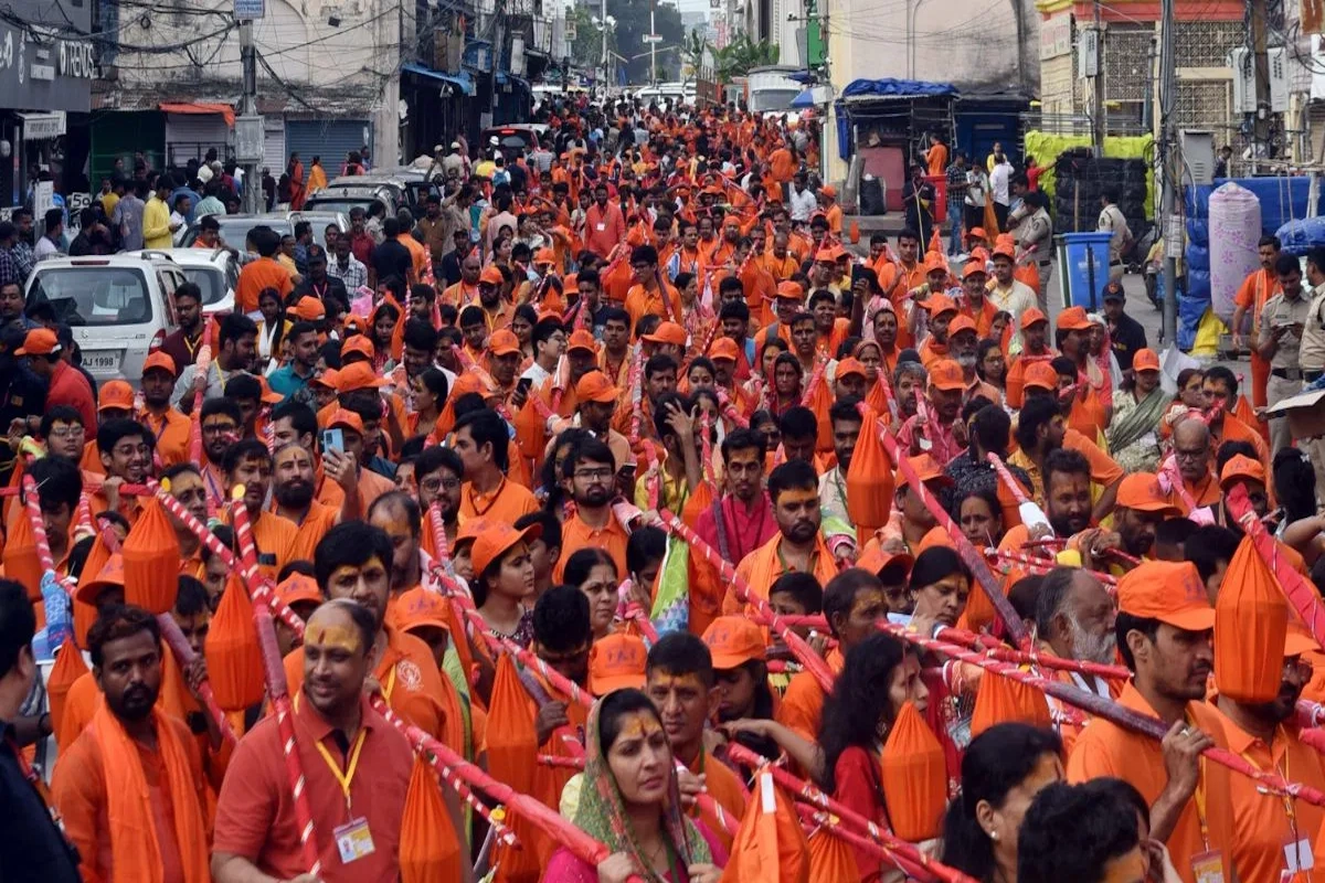 भक्तों को विनम्र और शांत रहना चाहिए