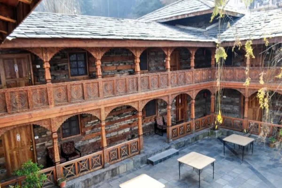 मनाली का नग्गर किला– बर्फ से ढकी वादियों में कृष और वाणी का दोबारा मिलना. यहां की ठंडी हवा और शांत माहौल दिल को सुकून देता है. 