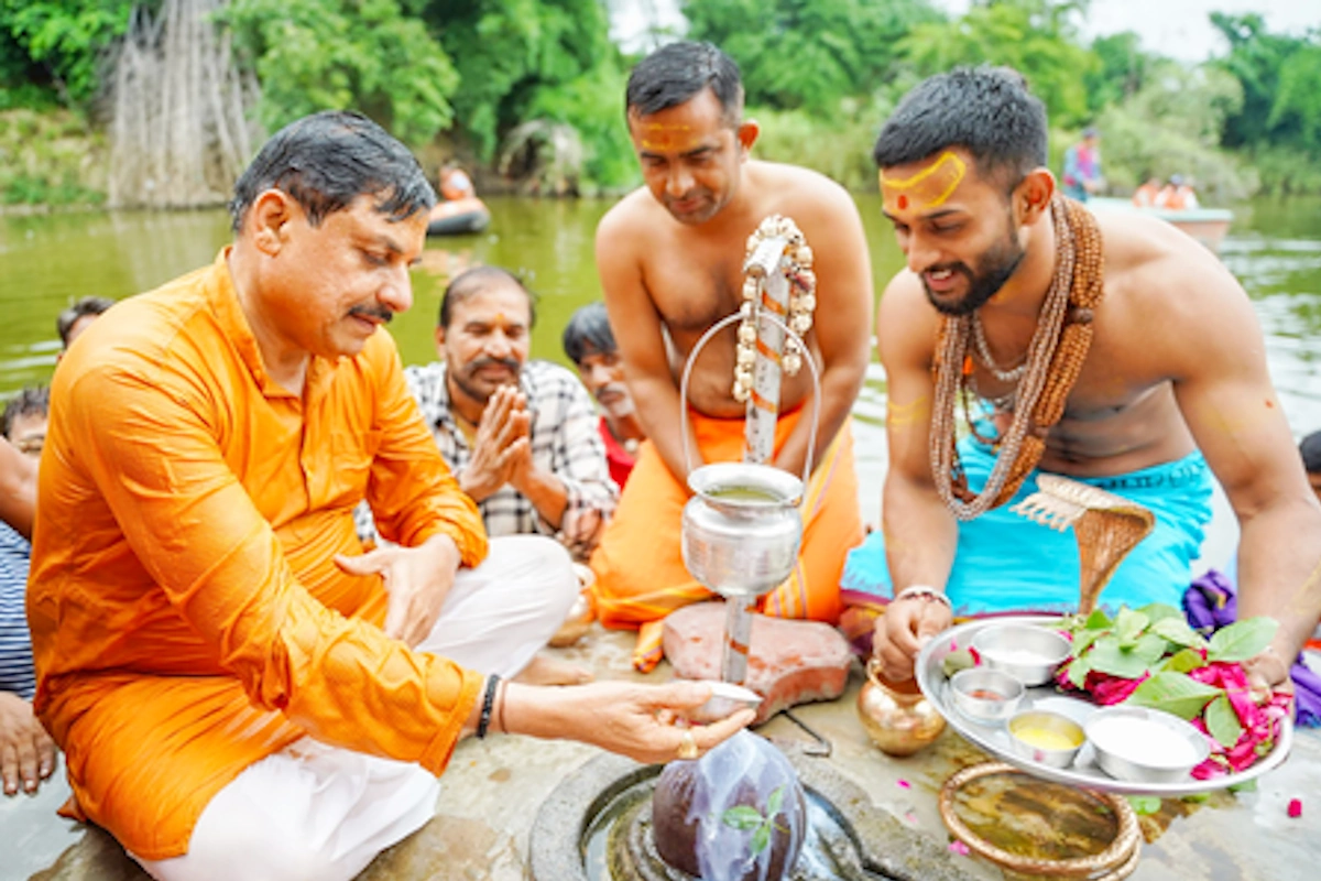 मुख्यमंत्री ने मां शिप्रा का दुग्धाभिषेक किया