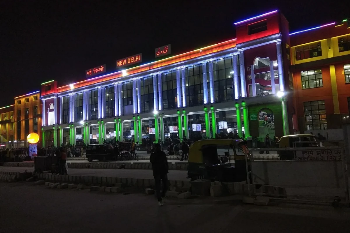 नई दिल्ली जंक्शन (new delhi junction): यह भारत के सबसे व्यस्त स्टेशनों में से एक है. यहां से देश के लगभग सभी प्रमुख शहरों के लिए ट्रेनें मिलती हैं, जिनमें राजधानी एक्सप्रेस का मुख्य हब और शताब्दी एक्सप्रेस शामिल है. इस स्टेशन को कोड NDLS है.