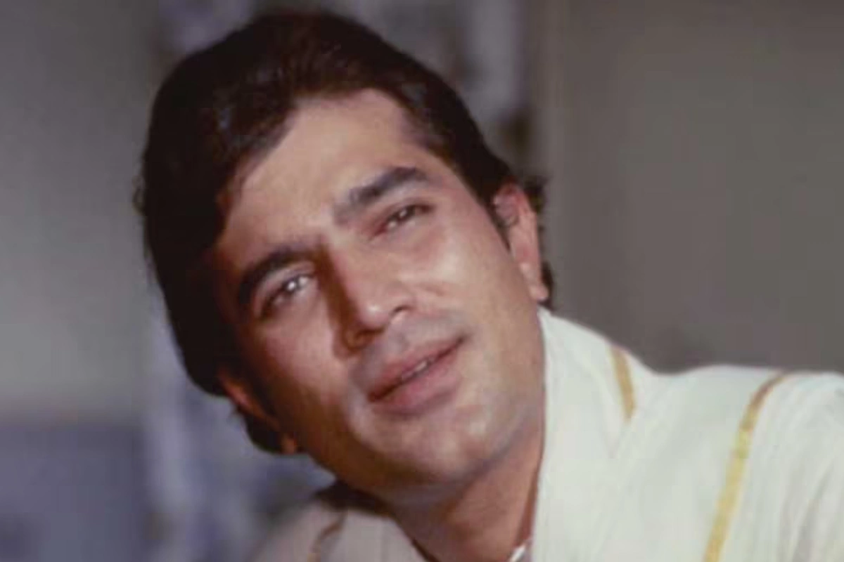 “पुष्पा, आई हेट टीयर्स!”- इस डायलॉग ने ही फिल्म को यादगार बना दिया. ‘अमर प्रेम’ में राजेश खन्ना ने एक ऐसे अकेले आदमी का रोल निभाया जो एक तवायफ से प्यार कर बैठता है. शरमीला टैगोर के साथ उनकी केमिस्ट्री और इमोशनल सीन्स आज भी लोगों की आंखें नम कर देते हैं. 
