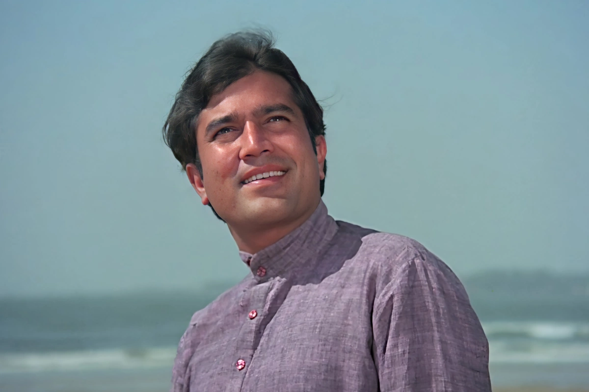 फिल्म ‘आनंद’ में राजेश खन्ना ने एक ऐसे मरीज़ का रोल निभाया जो कैंसर से पीड़ित होते हुए भी ज़िंदगी को मुस्कुराते हुए जीता है. उनके डायलॉग, उनकी मुस्कान और उनका पॉज़िटिव रवैया आज भी हर उम्र के लोगों को इंस्पायर करता है. अमिताभ बच्चन के साथ उनकी जोड़ी भी इस फिल्म की खास बात थी. 
