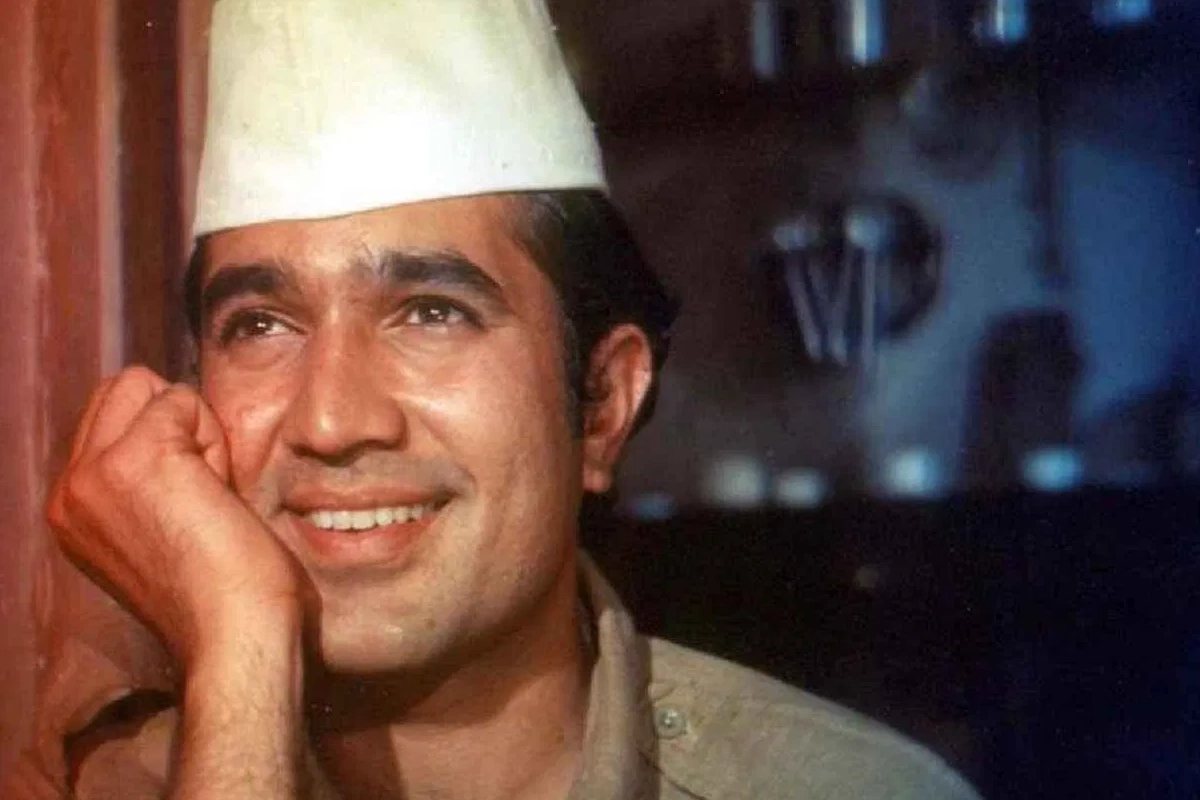 इस फिल्म में राजेश खन्ना एक ऐसे बावर्ची बने जो एक झगड़ालू परिवार में आकर वहां प्यार और मुस्कान फैला देता है. ‘बावर्ची’ ने साबित कर दिया कि राजेश खन्ना सिर्फ रोमांस नहीं, बल्कि कॉमेडी और ड्रामा में भी नंबर वन हैं. फिल्म आज भी दिल को हल्का कर देती है. 