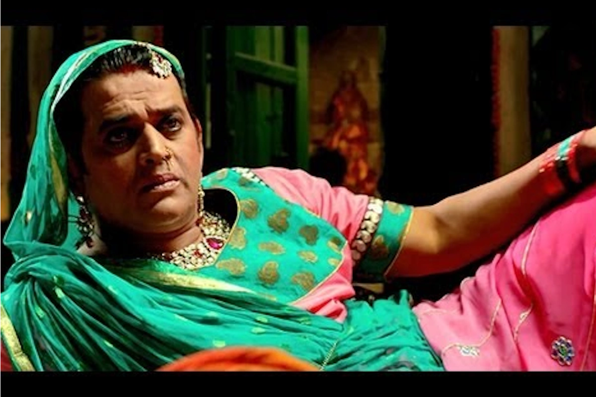 2013 में ‘बुलेट राजा’ में रवि किशन सुमेर सिंह बने – जो दिखने में महिला जैसे थे, लेकिन असल में एक खतरनाक विलेन. इस अनोखे लुक और अंदाज़ ने उन्हें एक बार फिर सुर्खियों में ला दिया. 