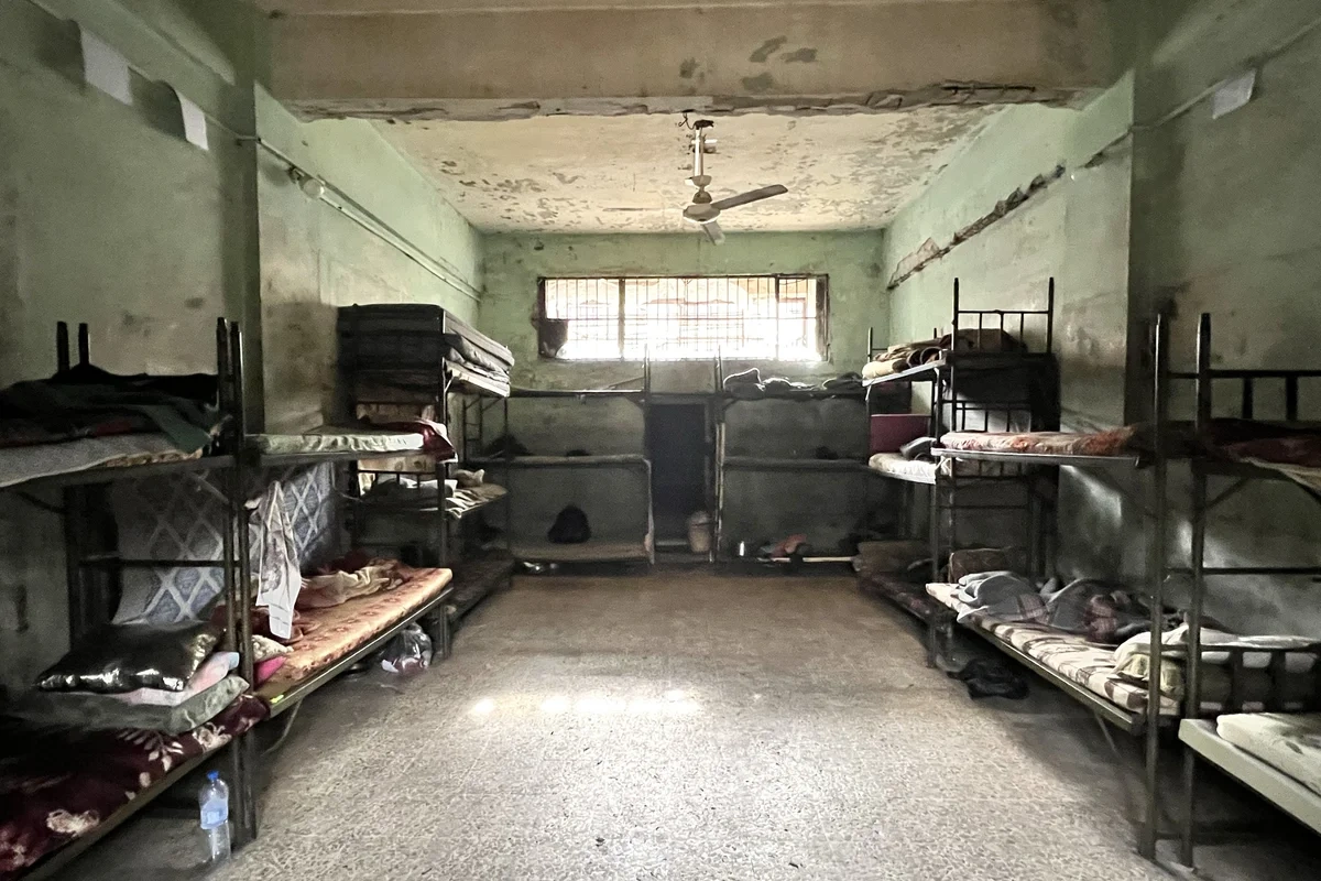 सीरिया की जेलों में महिलाओं को गिरफ्तार करने के बाद उनकी पहचान तक छिपा दी जाती है. उन्हें उनके परिवार वालों से मिलने नहीं दिया जाता. जेल के भीतर शारीरिक और यौन उत्पीड़न जैसे गंभीर आरोप आम बात माने जाते हैं. ये कैद एक सजा नहीं, ताउम्र का अभिशाप बन जाती है.