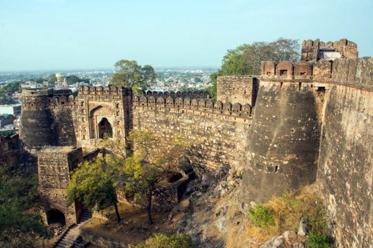 तहरौली किला, झांसी: झांसी के पास स्थित यह किला वीरता और राजशाही का प्रतीक है. इसका विकास स्थानीय पर्यटन को बढ़ावा देगा. 
